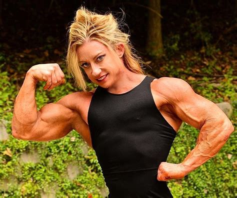 This female bodybuilders muscles are a whole other level of huge